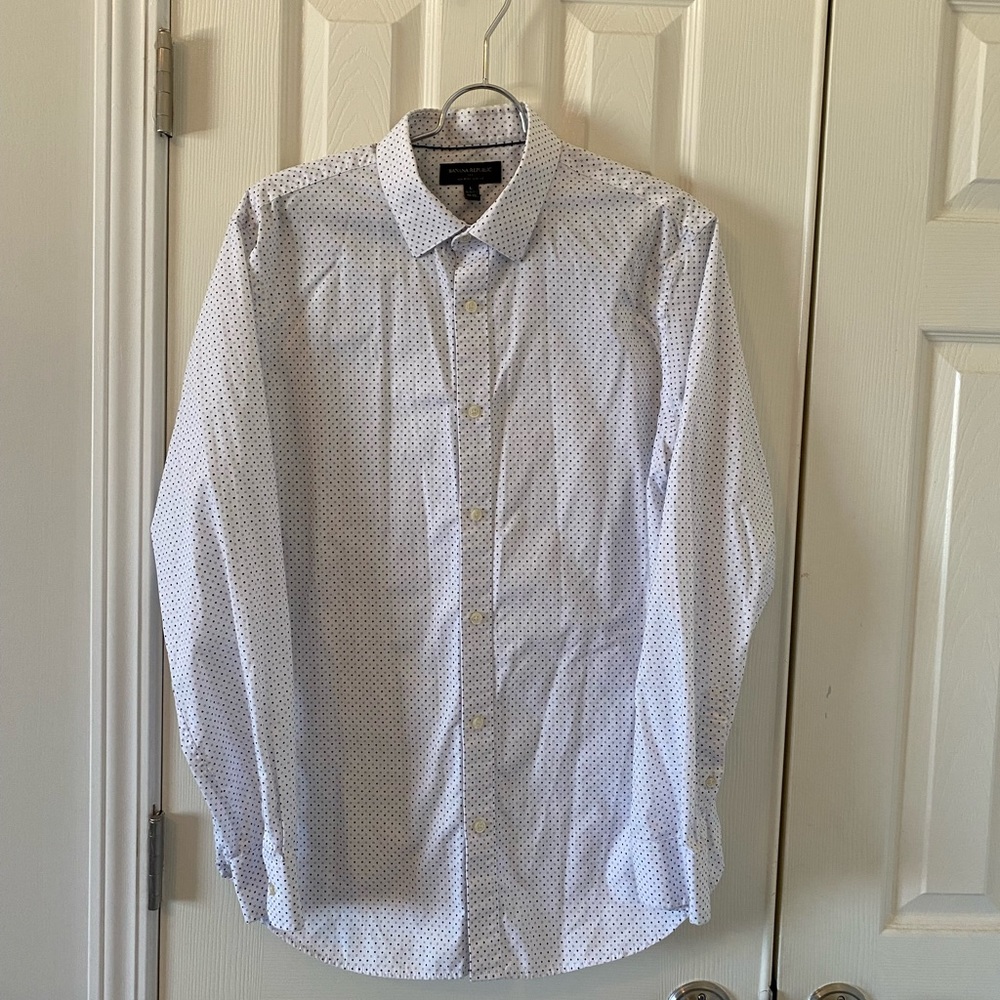 Banana Republic Shirt. Navy blue and white. Size Large.
